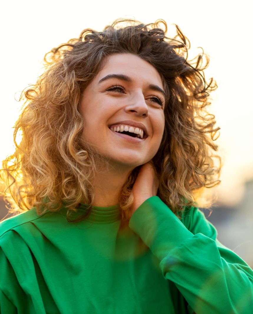Ritratto sorridente di una giovane donna.